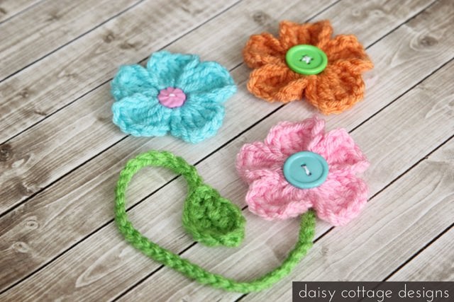 Crochet Dainty Daisy Bookmark with Free Pattern