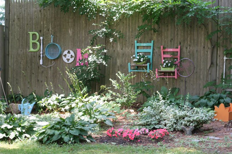 Junk Garden Decorate Wooden Fence