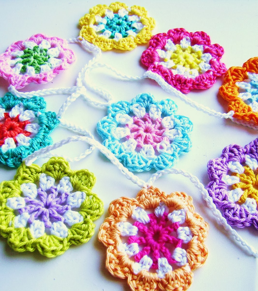 crochet a mini flower garland with Free Pattern