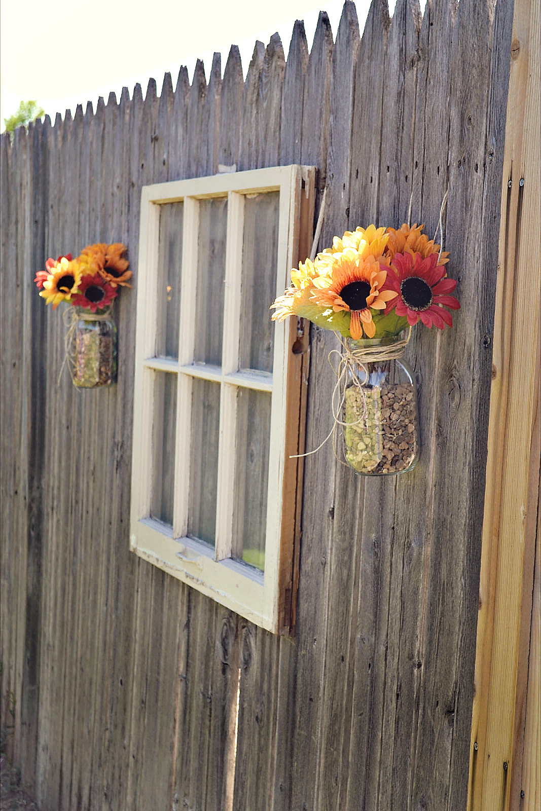 Using Old Window and Flower Decorate Wooden Fance