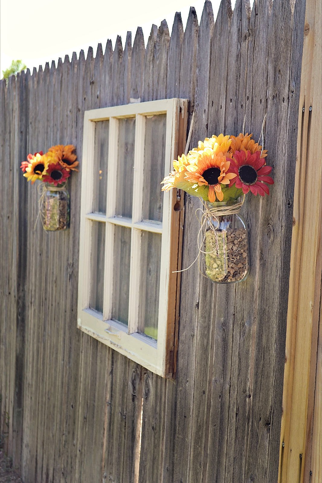 Using Old Window and Flower Decorate Wooden Fance