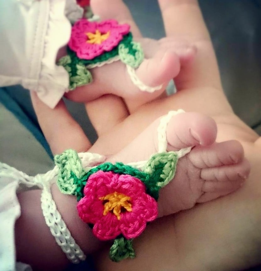Baby Barefoot Flower Sandals FREE Crochet Pattern