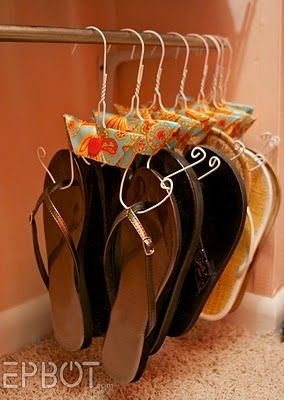 Use old hangers to easily store sandals