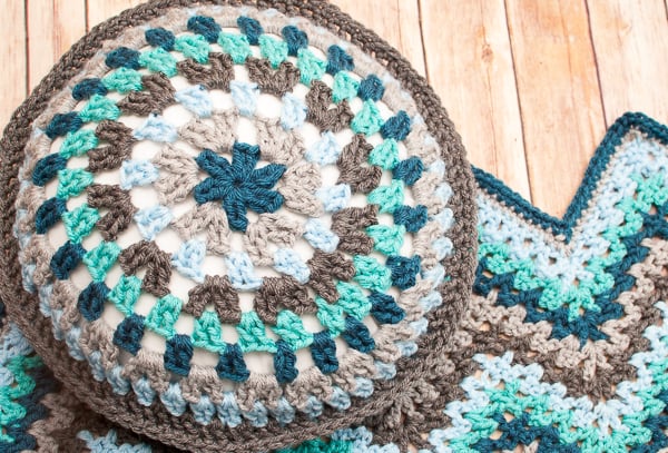 10 Free Gorgeous Pillow Crochet Patterns---Round Granny Pillow Free Crochet Pattern