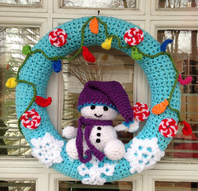 Little Snowman Christmas Wreath Free Crochet Pattern