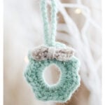 Mini Christmas Wreath Free Crochet Pattern and Video Tutorial