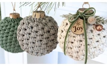 Christmas Disc Ornament Free Crochet Pattern and Video Tutorial